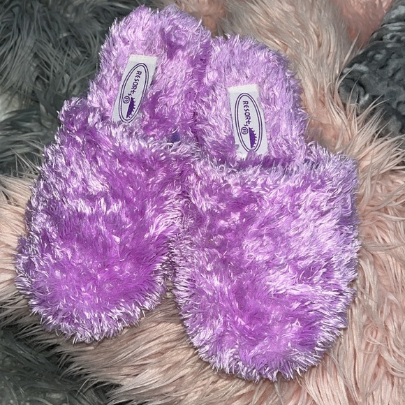 Resorts Purple Fluffy Slippers Womens 5/6 House Shoes Comfy Slip On - Picture 10 of 16